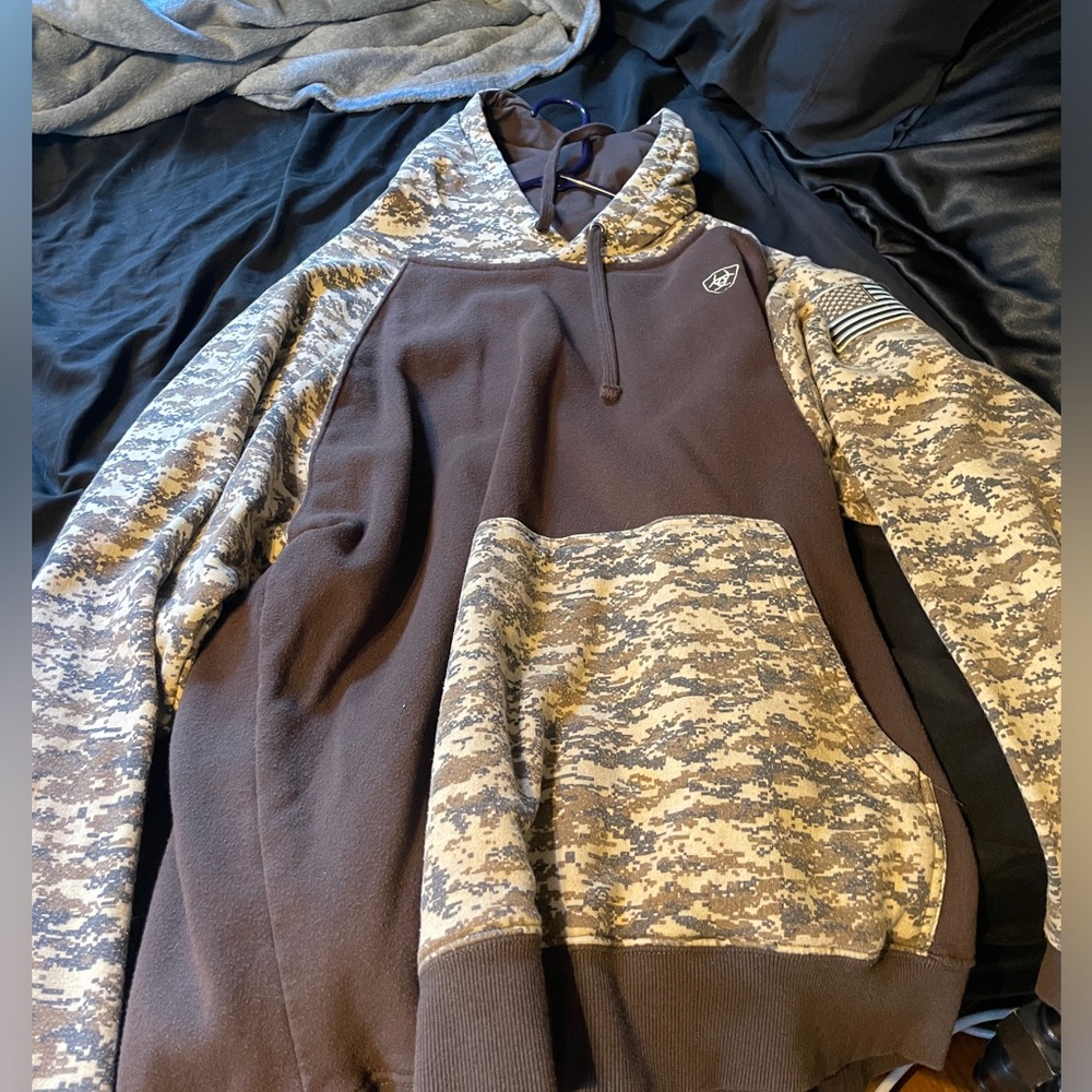 size XL camo/brown ARIAT hoodie